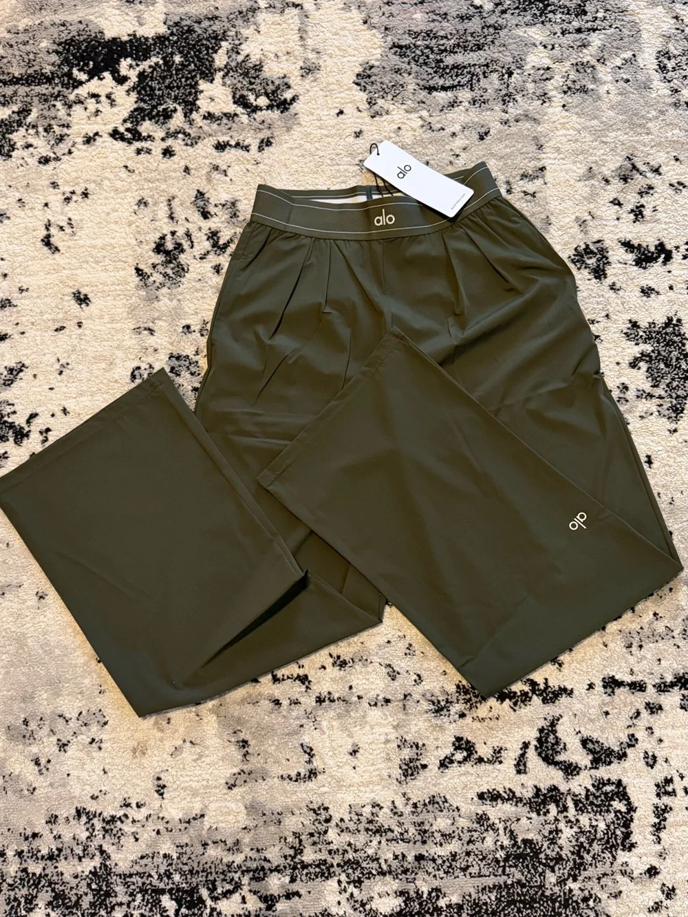 ALO Yoga Men's Olive Green Athletic Jogger Pants